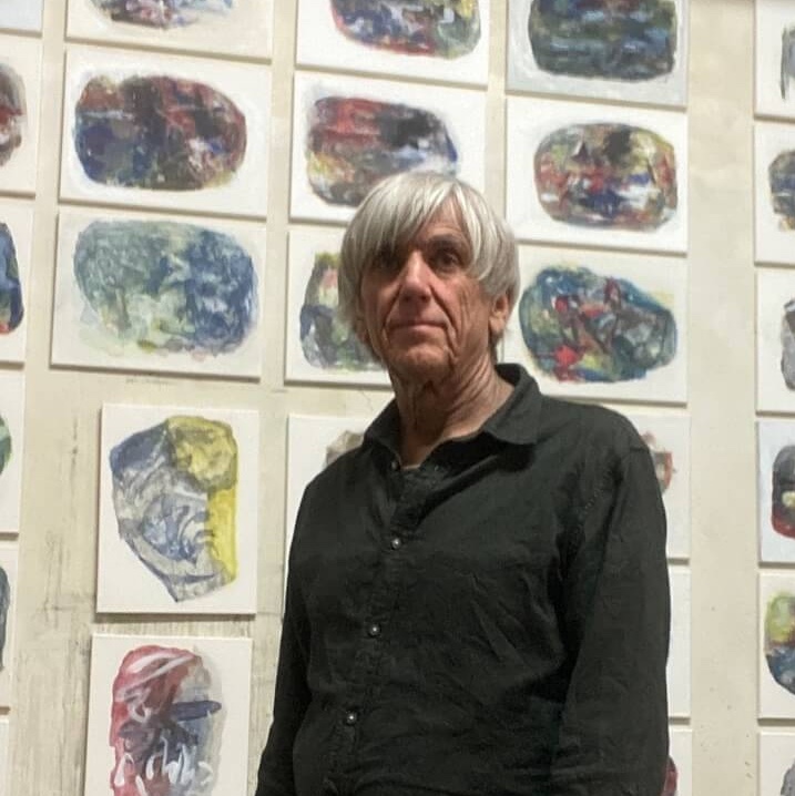 Andre Putzmann vor seinen Arbeiten